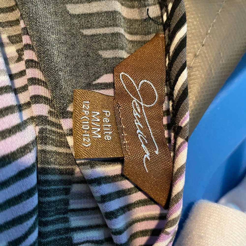JESSICA V-NECK BLOUSE WITH TIED BACK - Picture 13 of 15